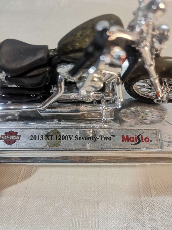ARLEY DAVIDSON 2012 XL 1200V SEVENTY-TWO 1/18 - MAISTO