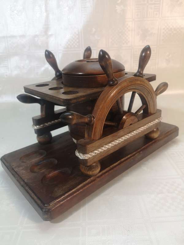 ABSOLUTELY STUNNING SOLID WOOD SMOKING PIPE SHIPS WHEEL TOBACCO STAND