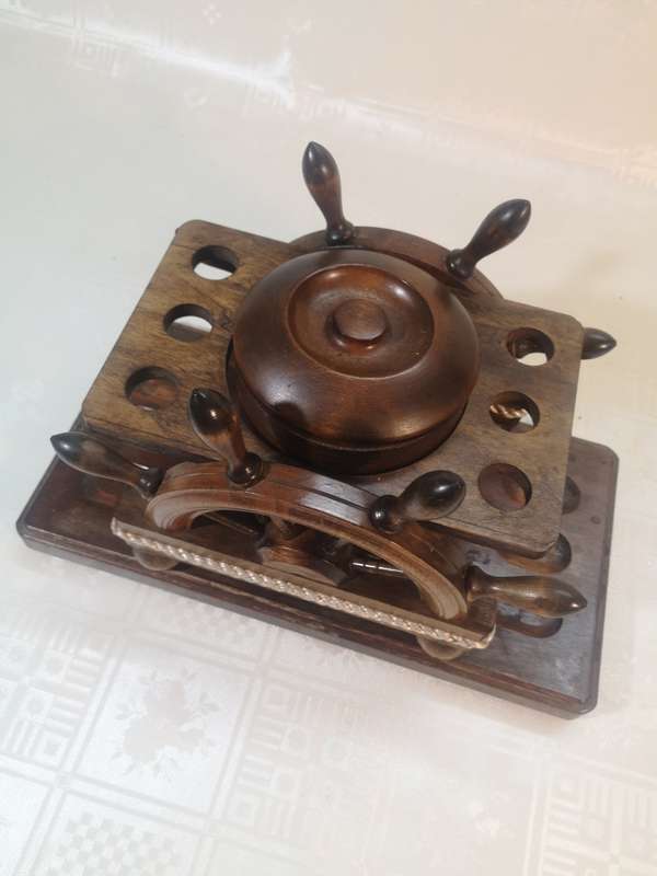 ABSOLUTELY STUNNING SOLID WOOD SMOKING PIPE SHIPS WHEEL TOBACCO STAND