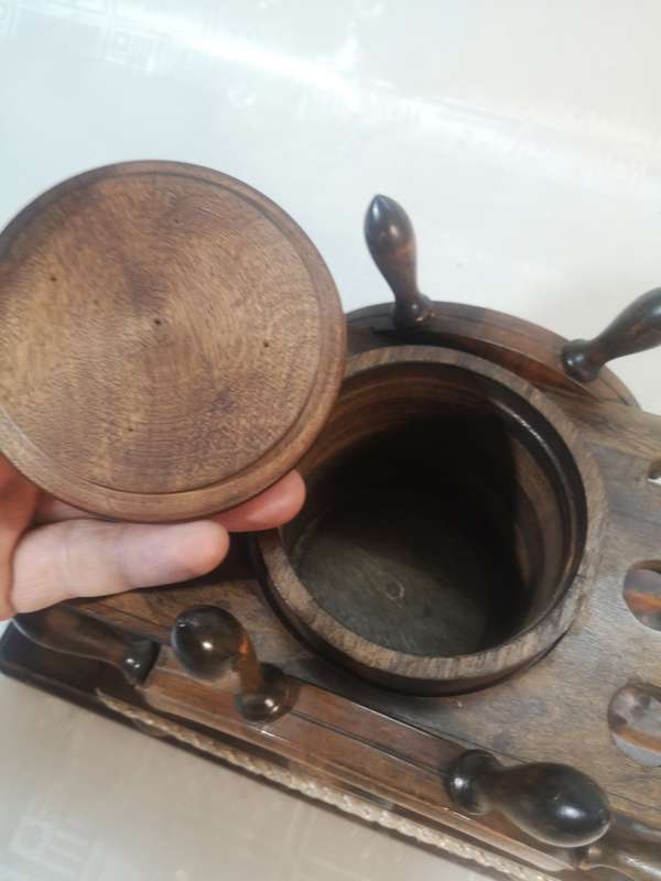 ABSOLUTELY STUNNING SOLID WOOD SMOKING PIPE SHIPS WHEEL TOBACCO STAND