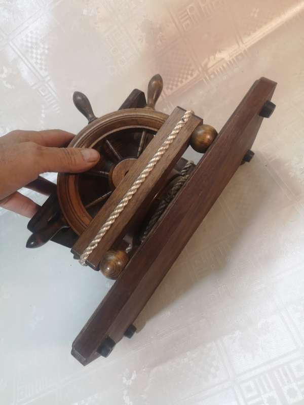 ABSOLUTELY STUNNING SOLID WOOD SMOKING PIPE SHIPS WHEEL TOBACCO STAND