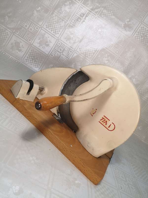 VINTAGE ENAMEL BREAD SLICER (WORKING CONDITION)