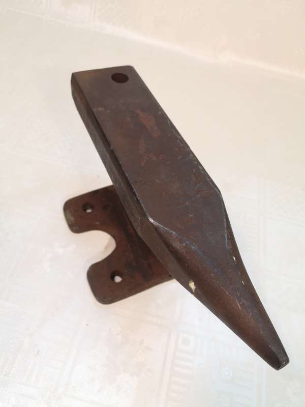 MAGNIFICENT VERY HEAVY BLACKSMITH ANVIL - 270MM LONG 130MM HIGH