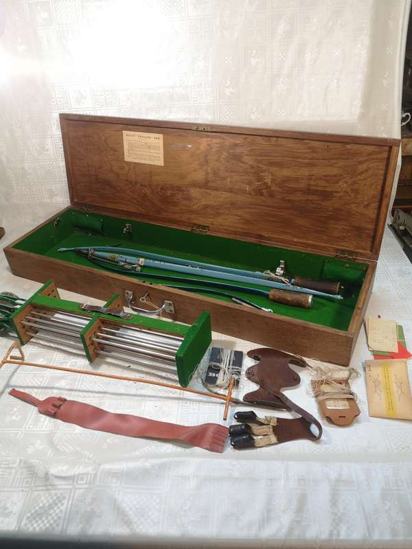 MAGNIFICENT ACCLES & POLLOCK 20TH CENTURY APOLLO ARCHERY SET (COMPLETE WITH 2 BOWS IN SET)
