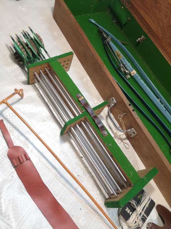 MAGNIFICENT ACCLES & POLLOCK 20TH CENTURY APOLLO ARCHERY SET (COMPLETE WITH 2 BOWS IN SET)