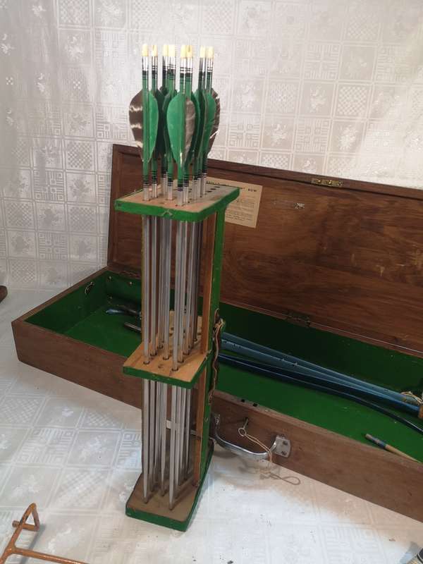 MAGNIFICENT ACCLES & POLLOCK 20TH CENTURY APOLLO ARCHERY SET (COMPLETE WITH 2 BOWS IN SET)