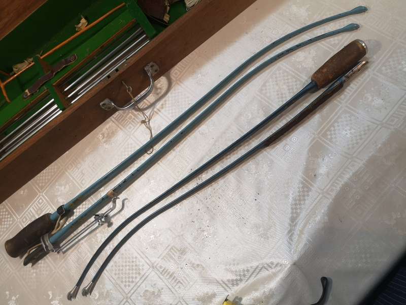 MAGNIFICENT ACCLES & POLLOCK 20TH CENTURY APOLLO ARCHERY SET (COMPLETE WITH 2 BOWS IN SET)