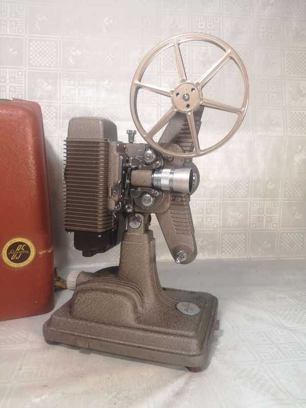 BEAUTIFUL VINTAGE 1940`S REVERE 8MM MOVIE PROJECTOR WITH CASE