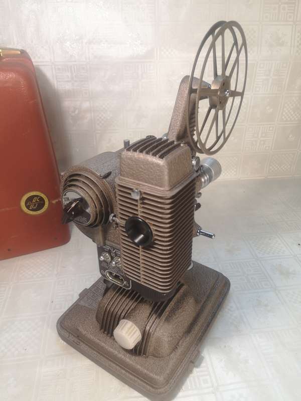 BEAUTIFUL VINTAGE 1940`S REVERE 8MM MOVIE PROJECTOR WITH CASE