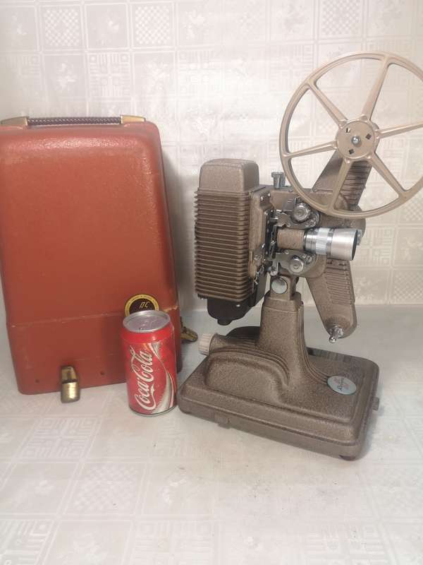 BEAUTIFUL VINTAGE 1940`S REVERE 8MM MOVIE PROJECTOR WITH CASE