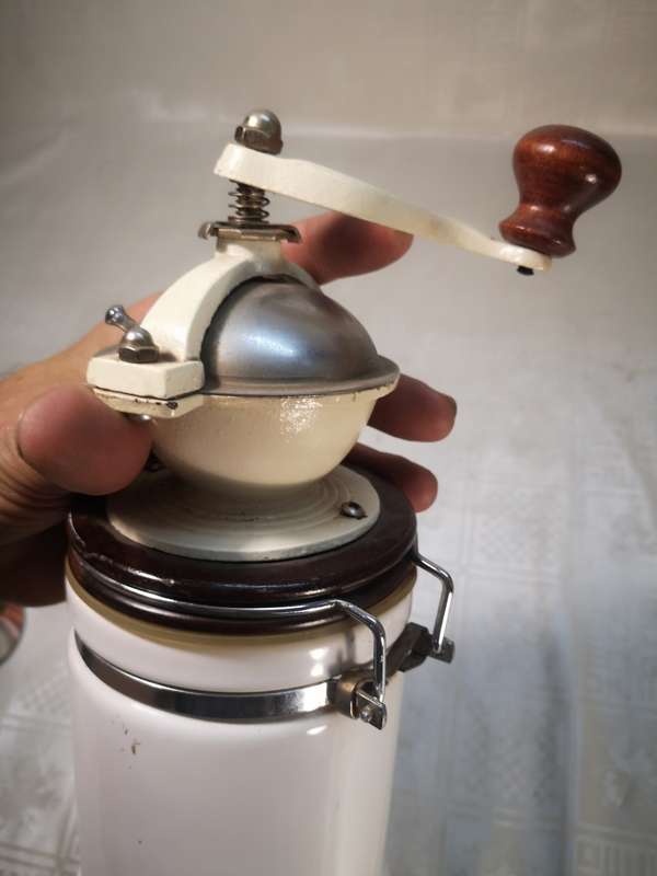 VINTAGE LONDON POTTERY Co.Ltd DAVID BIRCH COFFEE GRINDER - GREAT BRITAIN (Cast iron mechanism)