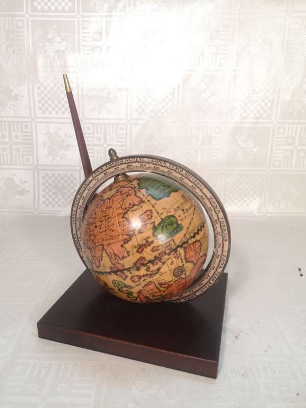 BEAUTIFUL VINTAGE GLOBE AND PEN STAND (Good condition)