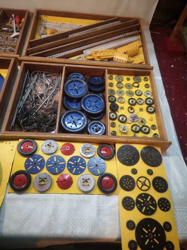 ABSOLUTELY MASSIVE!!! VINTAGE 1973 MECCANO OUTFIT NO.10 IN GIANT ORIGINAL WOODEN CASE & ALL MANUALS
