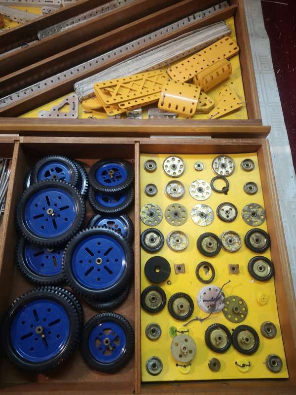 ABSOLUTELY MASSIVE!!! VINTAGE 1973 MECCANO OUTFIT NO.10 IN GIANT ORIGINAL WOODEN CASE & ALL MANUALS