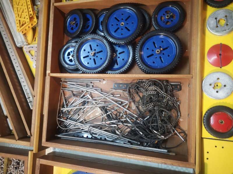 ABSOLUTELY MASSIVE!!! VINTAGE 1973 MECCANO OUTFIT NO.10 IN GIANT ORIGINAL WOODEN CASE & ALL MANUALS