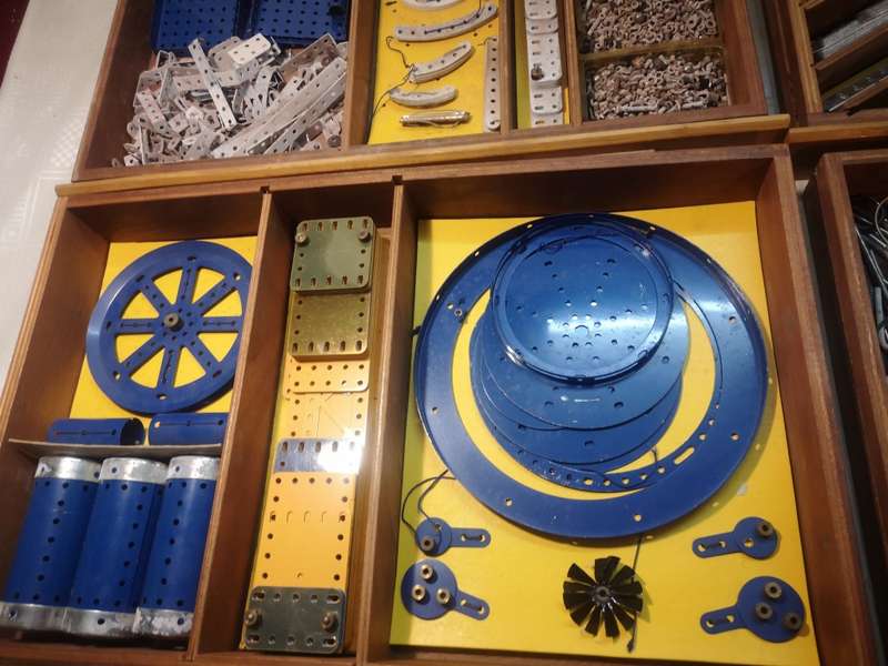 ABSOLUTELY MASSIVE!!! VINTAGE 1973 MECCANO OUTFIT NO.10 IN GIANT ORIGINAL WOODEN CASE & ALL MANUALS