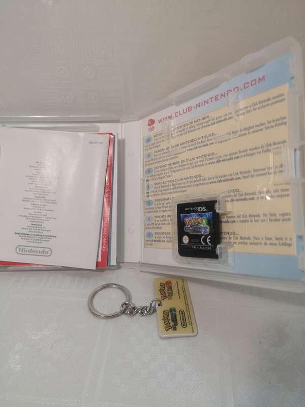 ORIGINAL POKEMON BLACK VERSION 2 DS GAME + COLLECTORS KEYRING