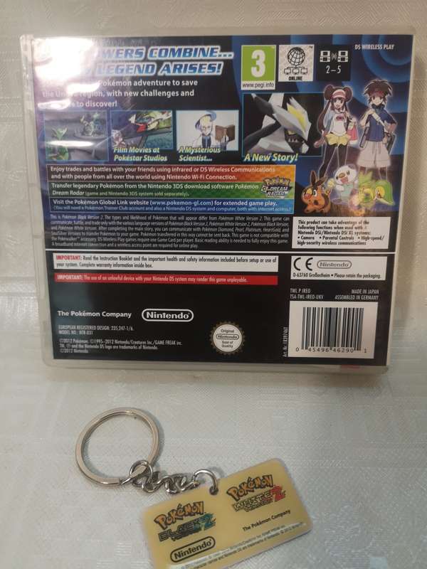 ORIGINAL POKEMON BLACK VERSION 2 DS GAME + COLLECTORS KEYRING