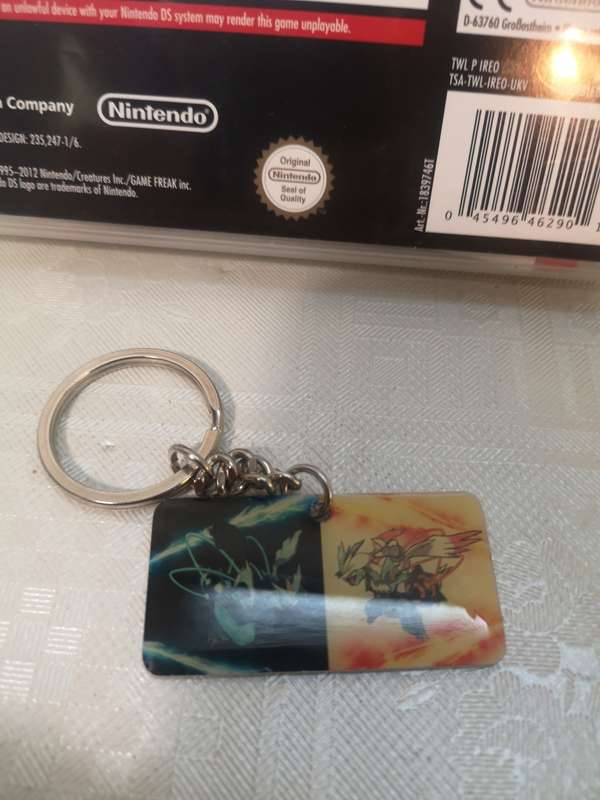 ORIGINAL POKEMON BLACK VERSION 2 DS GAME + COLLECTORS KEYRING