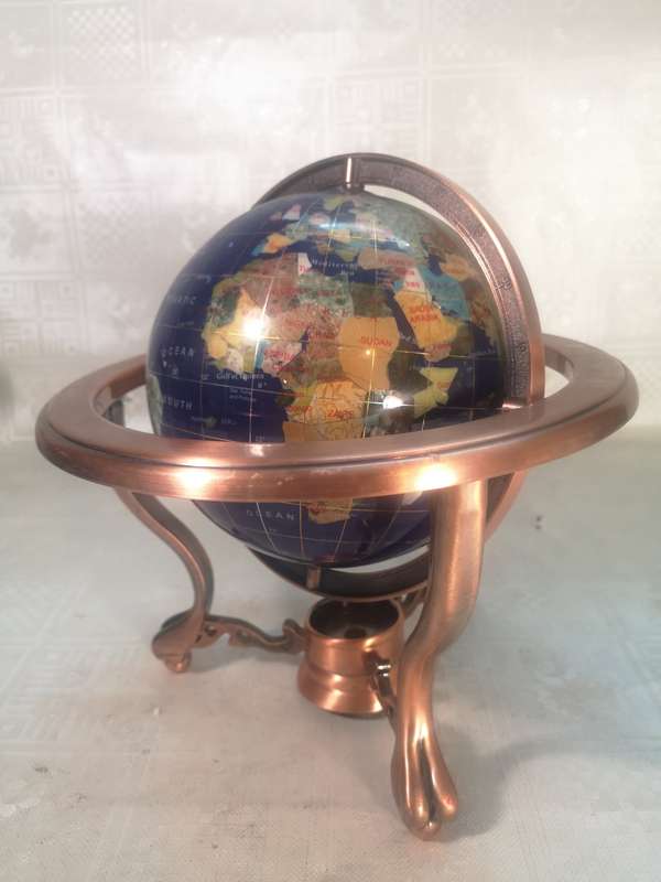 STUNNING WORLD GLOBE ON A BRASS TABLE STAND