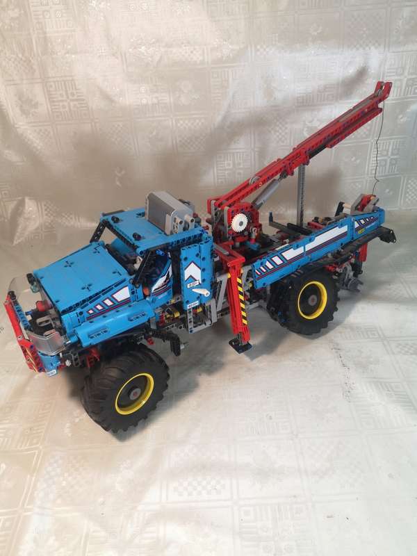 Gigantic 42070 LEGO Technic 6x6 All Terrain Tow Truck