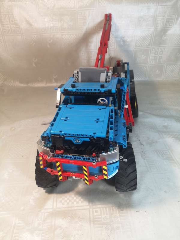 Gigantic 42070 LEGO Technic 6x6 All Terrain Tow Truck