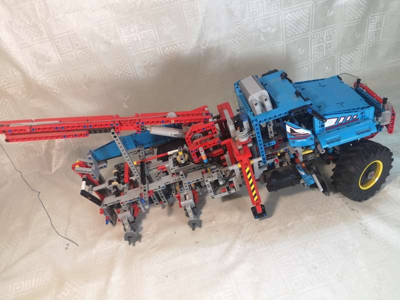 Gigantic 42070 LEGO Technic 6x6 All Terrain Tow Truck