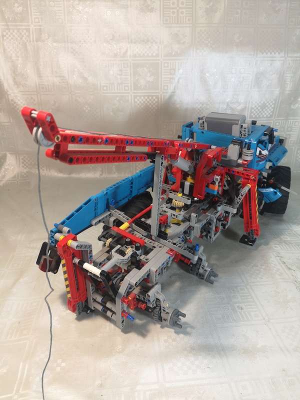 Gigantic 42070 LEGO Technic 6x6 All Terrain Tow Truck