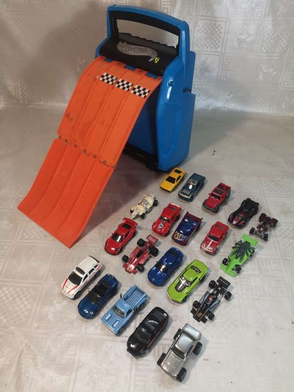 VINTAGE HOT WHEELS CARS RACE TRACK CARRY CASE FULL OF CARS