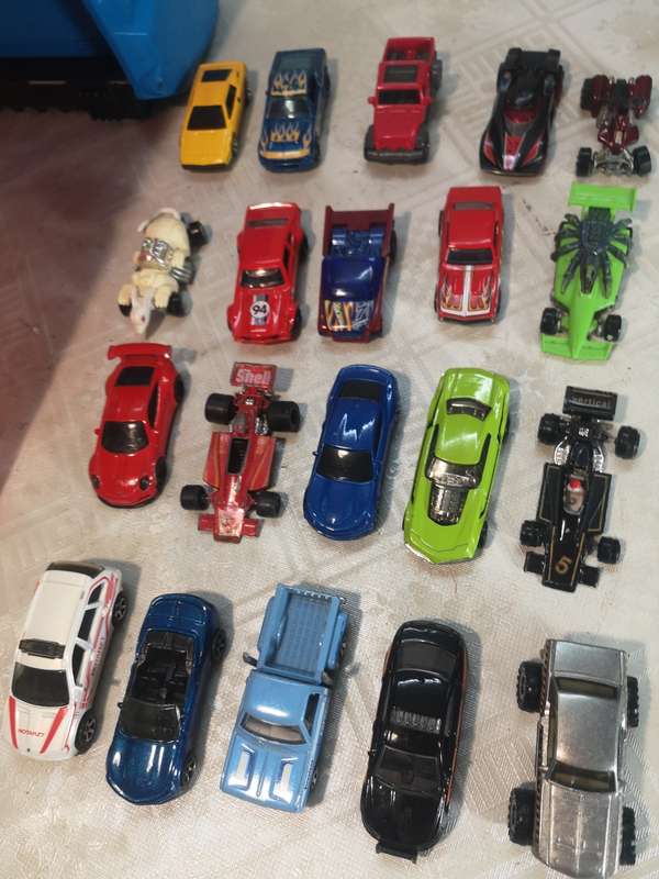 VINTAGE HOT WHEELS CARS RACE TRACK CARRY CASE FULL OF CARS