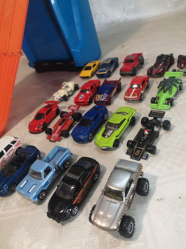 VINTAGE HOT WHEELS CARS RACE TRACK CARRY CASE FULL OF CARS