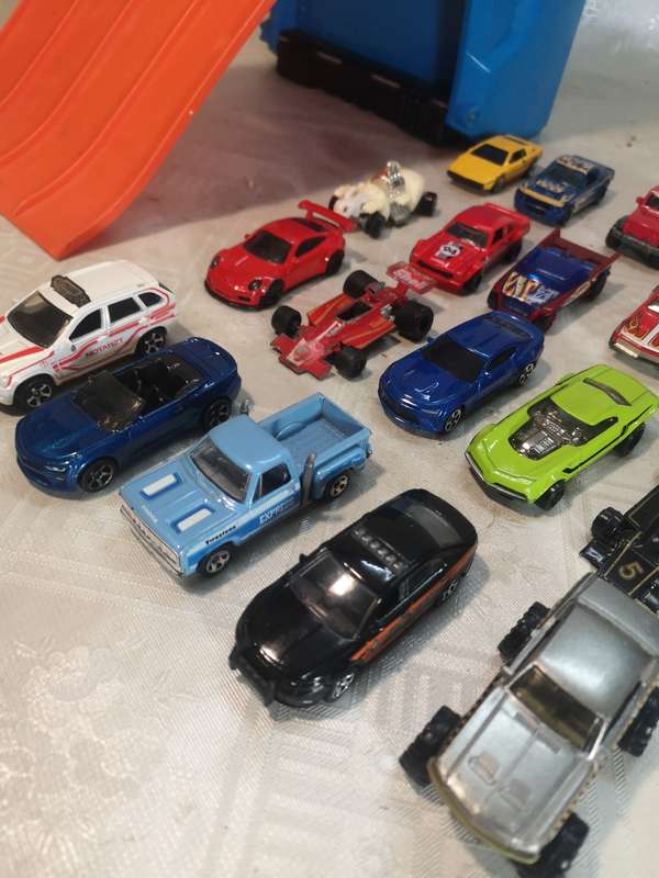 VINTAGE HOT WHEELS CARS RACE TRACK CARRY CASE FULL OF CARS