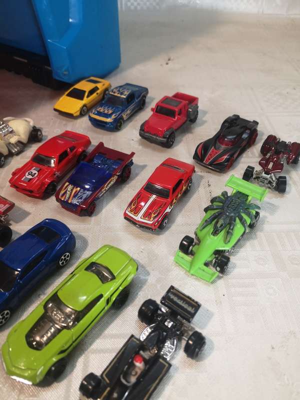 VINTAGE HOT WHEELS CARS RACE TRACK CARRY CASE FULL OF CARS