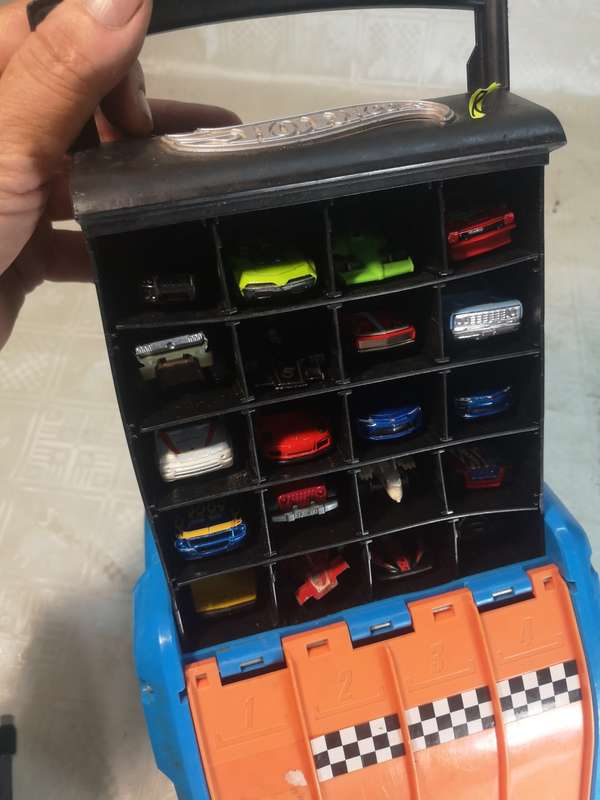VINTAGE HOT WHEELS CARS RACE TRACK CARRY CASE FULL OF CARS