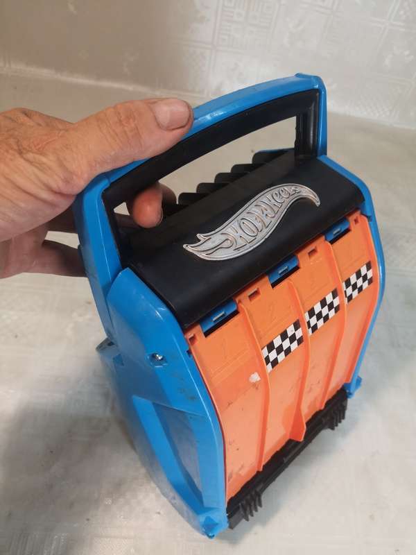 VINTAGE HOT WHEELS CARS RACE TRACK CARRY CASE FULL OF CARS