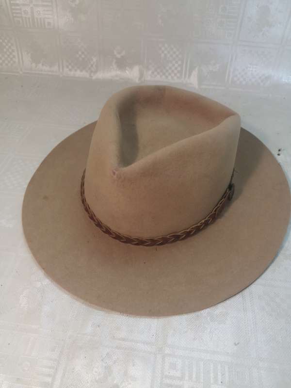 STUNNING BEIGE AUSTRALIAN AKUBRA HAT (SIZE XL)