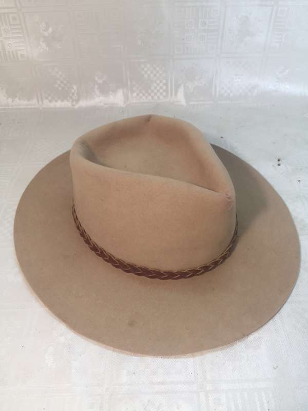 STUNNING BEIGE AUSTRALIAN AKUBRA HAT (SIZE XL)