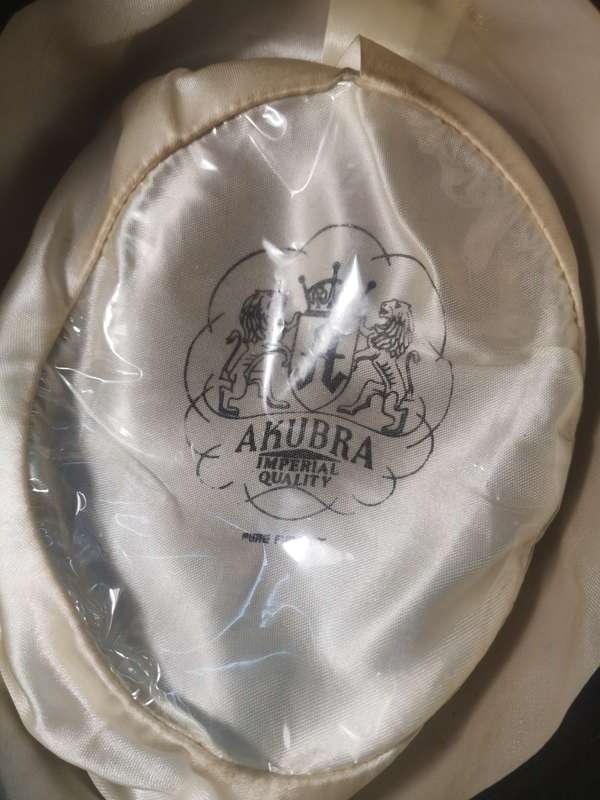 STUNNING BEIGE AUSTRALIAN AKUBRA HAT (SIZE XL)