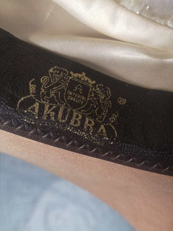 STUNNING BEIGE AUSTRALIAN AKUBRA HAT (SIZE XL)