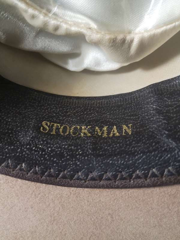 STUNNING BEIGE AUSTRALIAN AKUBRA HAT (SIZE XL)