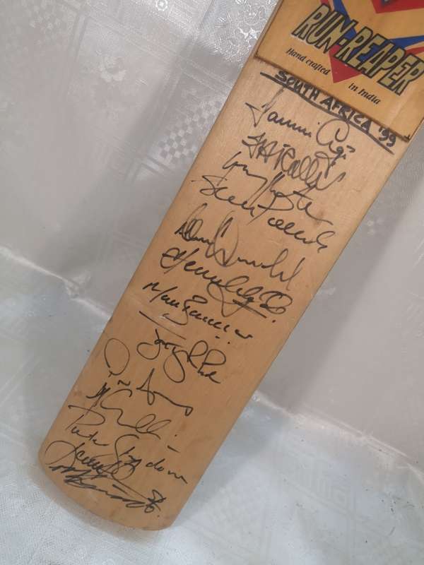 CRICKET WORLD CUP 1999 BAT SIGNED BY SOUTH AFRICAN TEAM
