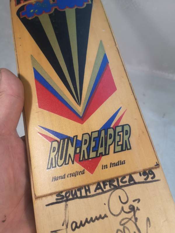 CRICKET WORLD CUP 1999 BAT SIGNED BY SOUTH AFRICAN TEAM