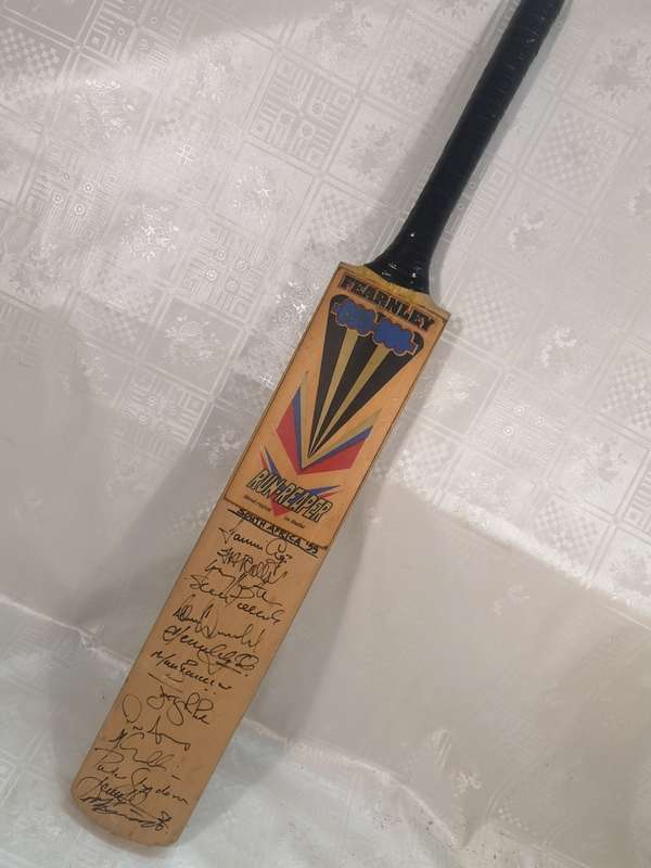 CRICKET WORLD CUP 1999 BAT SIGNED BY SOUTH AFRICAN TEAM