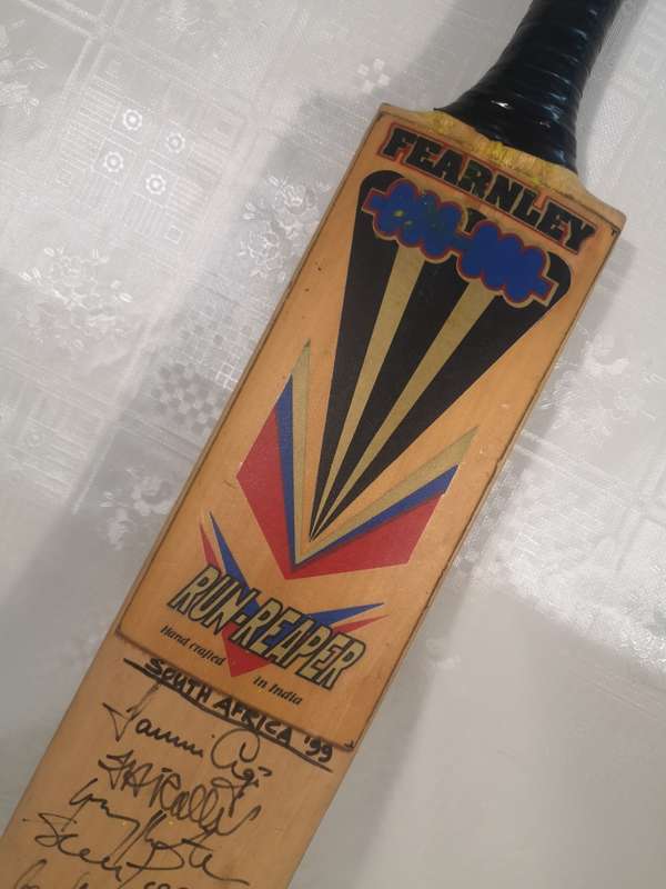 CRICKET WORLD CUP 1999 BAT SIGNED BY SOUTH AFRICAN TEAM