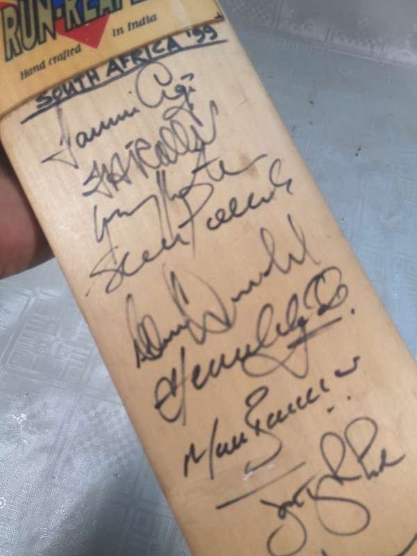 CRICKET WORLD CUP 1999 BAT SIGNED BY SOUTH AFRICAN TEAM