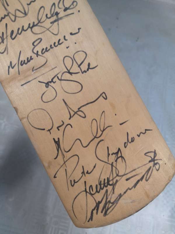 CRICKET WORLD CUP 1999 BAT SIGNED BY SOUTH AFRICAN TEAM
