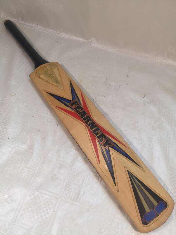 CRICKET WORLD CUP 1999 BAT SIGNED BY SOUTH AFRICAN TEAM