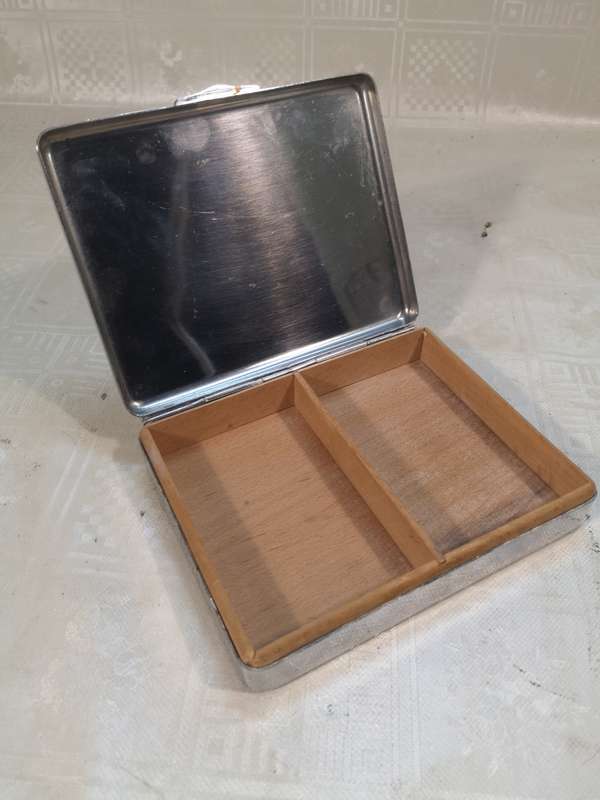 VINTAGE ARISTOCRAT SILVER PLATED CIGARETTE BOX WITH WOODEN LININGS