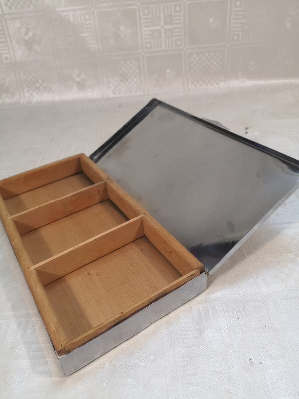 VINTAGE LARGE ART DECO ARISTOCRAT SILVER PLATED CIGARETTE BOX WITH WOODEN LININGS