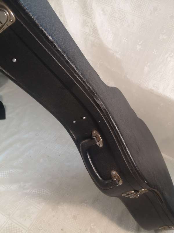 VINTAGE JAPANESE ACOUSTIC GUITAR IN A BEAUTIFUL CASE